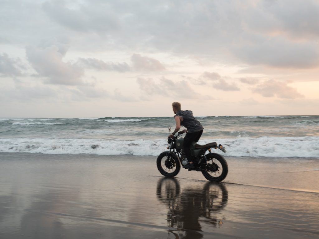 moto electrique a la plage